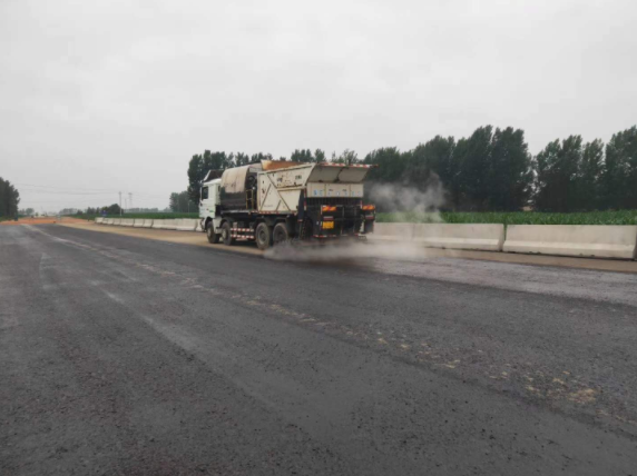 祝賀我司平頂山外環(huán)項目透層、稀漿封層試驗段完成