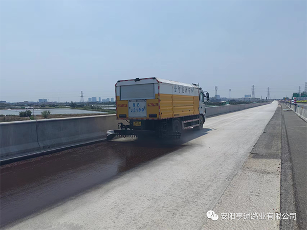 熱烈祝賀我司中江高速稀漿封層、透層試驗段成功