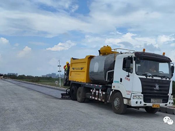 熱烈祝賀我司鶴港高速封層、透層試驗段成功